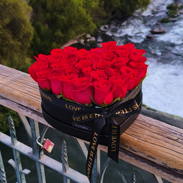 Box Signature KAVIZ con rosas rojas